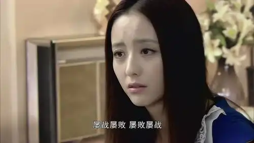 美女看到闺蜜垂头丧气的,立刻八卦起来,真是好闺蜜啊