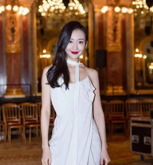 王鸥气质很出气,穿白色抹胸裙挺有女人味,就是太瘦完全撑不起来