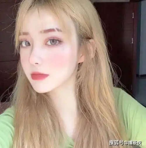 女生常抖腿可以帮助瘦腿吗了解这3个危害,吓到赶紧坐好