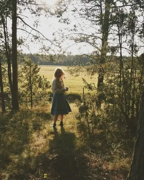 97年俄罗斯小仙女大学毕业后隐居森林,睡到自然醒也能年入几十万