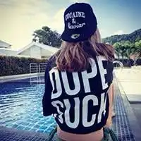 qq头像女生站后面照的,远一些