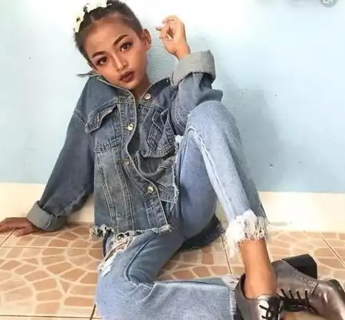 13岁男童因化妆技术走红,为父母赚得一栋别墅,网友国家特色