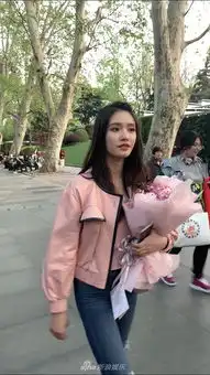 林允粉色夹克手捧花少女心满满