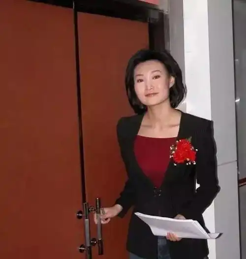 央视主持李梓萌罕见露素颜,身高174腰细腿长,台下年轻似少女