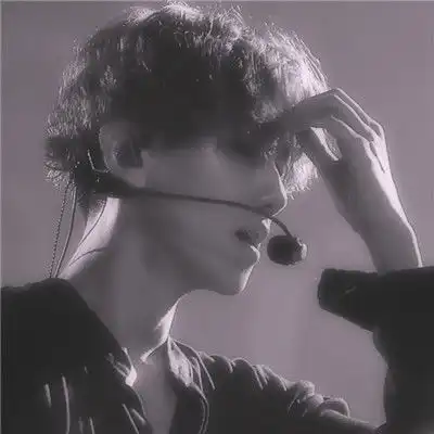 微信伤感的男生头像黑白色系我喜欢的人也喜欢着别人