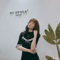 徐娇长大了晒照穿裹身裙秀s型身材曲线婀娜