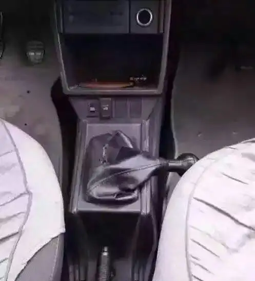 搞笑gif看这么入神,大哥你是不是看上人家的项链了