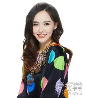 韩国女孩的气质在长发和卷发中表现出淡淡的成熟之美