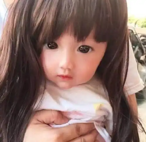 小女孩因长得太精致被质疑是洋娃娃,妈妈晒出全家福后观众服气了