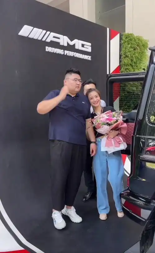 千万粉丝网红猴哥疑似被女友求婚,两人官宣恋情,好事将近