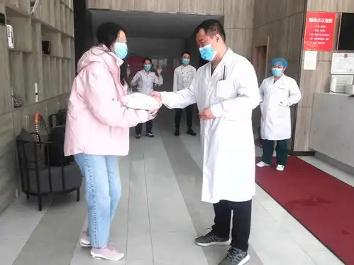 暖心归国女孩解除隔离,送锦旗感谢医护人员