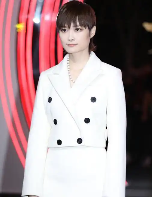 李宇春出席活动,穿白色套装搭黑色长靴,很美很有女人味