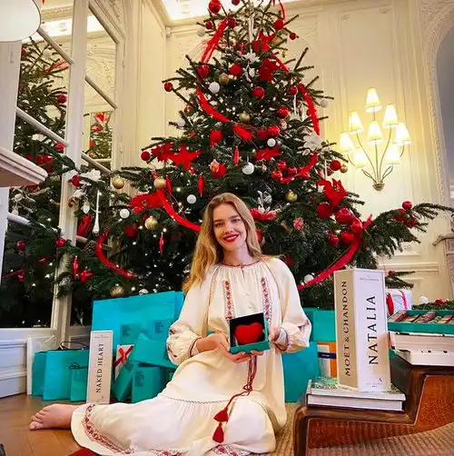 lv太子妃裙内搭裤真时髦生五娃仍似少女,熬大五岁老公成爹