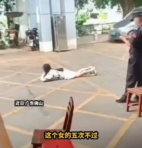 佛山女子科目二5次没过,考场门口趴地打滚,网友就这还开车