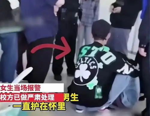 高校食堂男女生抢座位,男生狂扇女生耳光互相谦让真有那么难