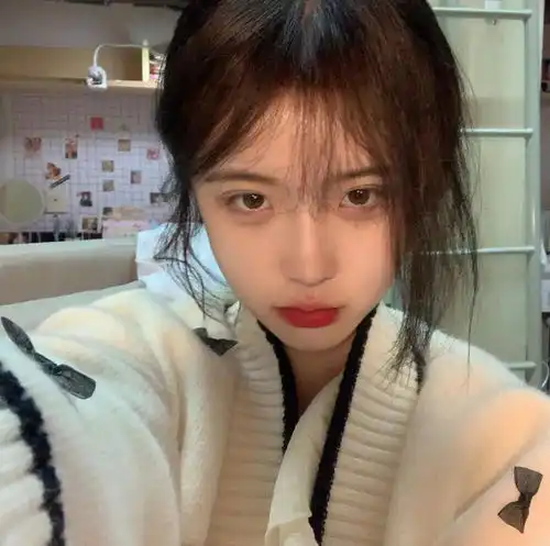 又甜又拽的女头用来怼人的有意思的藏头诗文案