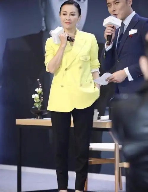 刘嘉玲穿少女裙给闺蜜庆生,看着确实年轻,气质艳压一众贵妇