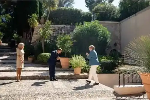 马克龙的魔幻2020御用摄影师解锁小马哥24小时打工人日常