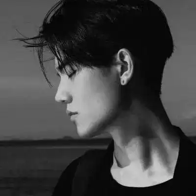 成熟又高冷的文案二