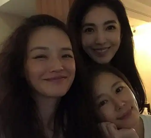 舒淇复工晒与闺蜜合照解相思港媒曝老公冯德伦计划陪妻移居台湾