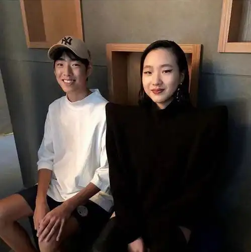 小s罕曝大女儿丑照,许曦文一改厌世脸,对镜做鬼脸超可爱