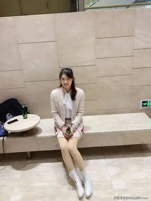 中国蝶泳张雨霏笑起来真好看,高挑身材配小香风裙,优雅小女人范