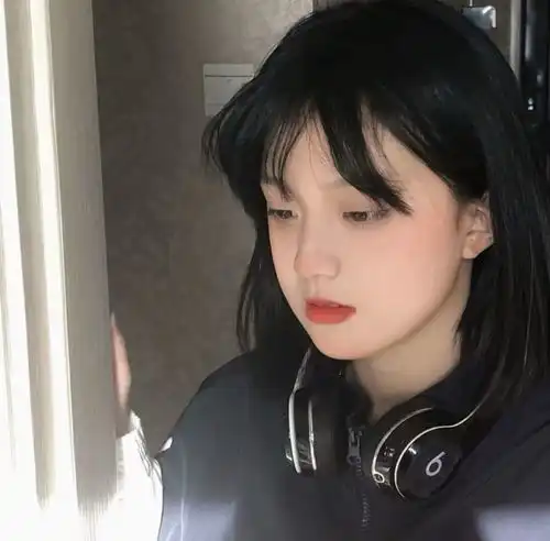 真人女生头像黄昏也没什么用,光洒在你身上,就变得不一样