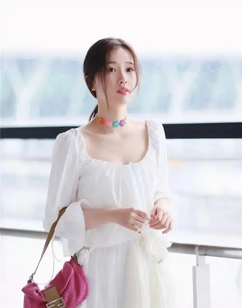 让气质与柔美集于一身夏季穿衬衫配半身裙,彰显时髦女人味