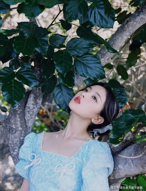杨超越,户外林木间,甜美可人清新养眼