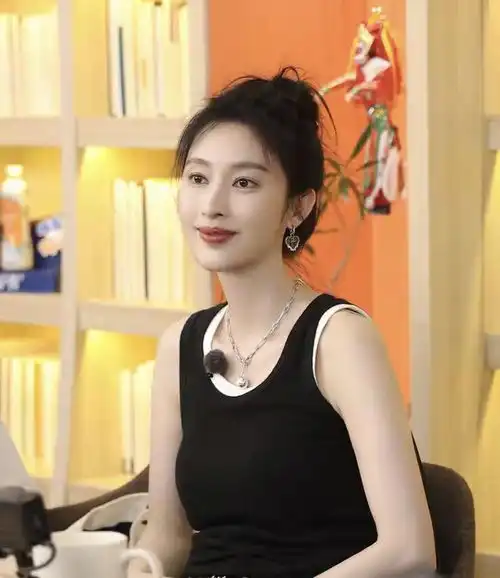 40岁张俪近照,颜值太高了,一袭长裙美艳动人不输00后