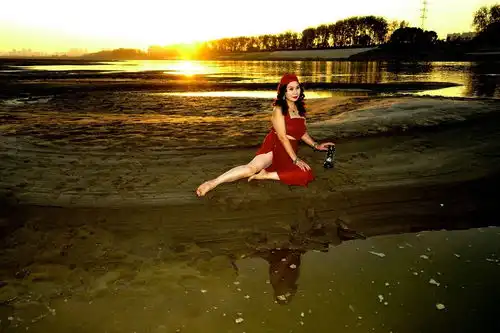 环境人像夕阳下水塘边的惠萍美女