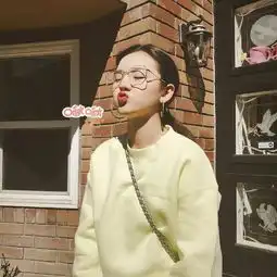 宋祖儿雀斑妆上热搜,我觉得她那精致的穿搭都挺好