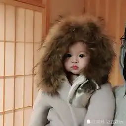 樊少皇妻子晒女儿正面照,小饭兜大眼睛樱桃嘴,好像洋娃娃