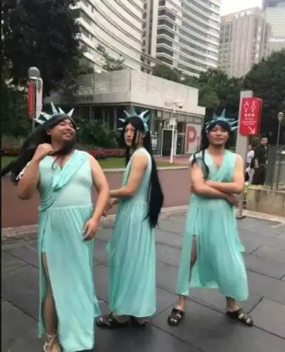搞笑gif趣图妹子,你最后这一个动作女汉子本性暴露无遗