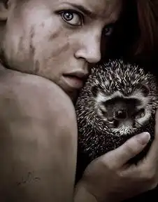 少女摄影师与动物上演本能自拍照