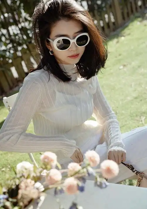 三木真懂女人心,春季穿搭简约大方,谁说黑白色不能穿得明艳动人