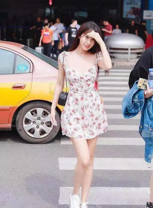31岁李菲儿走机场,一身碎花连衣裙清新俏丽,美得像20岁少女
