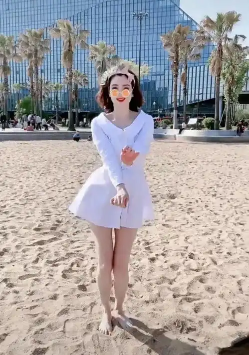 洪欣50岁不肯服老,还穿白裙装清纯少女,离开滤镜素颜难掩沧桑