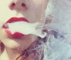 qq头像女生唯美睡趴抽烟