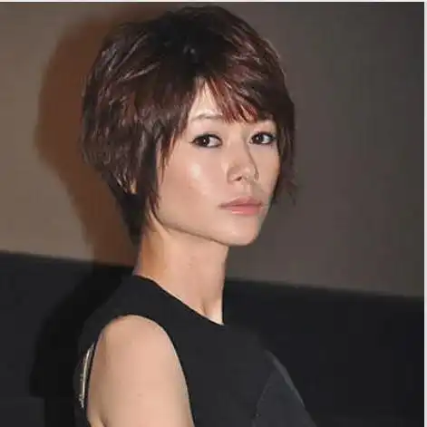 日本41岁性感女星自曝恋上小16岁长腿帅哥男方还拼命想上位要名分