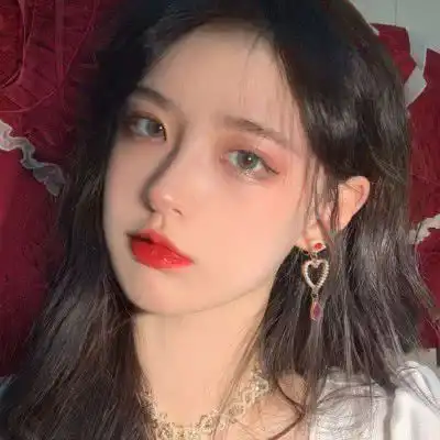 00后经常对嘴唇做3件事,会越来越美,早晚美成桃花脸