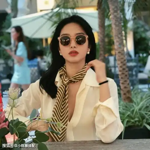 极简法式风在秋天穿,温婉知性,太适合中年女人了