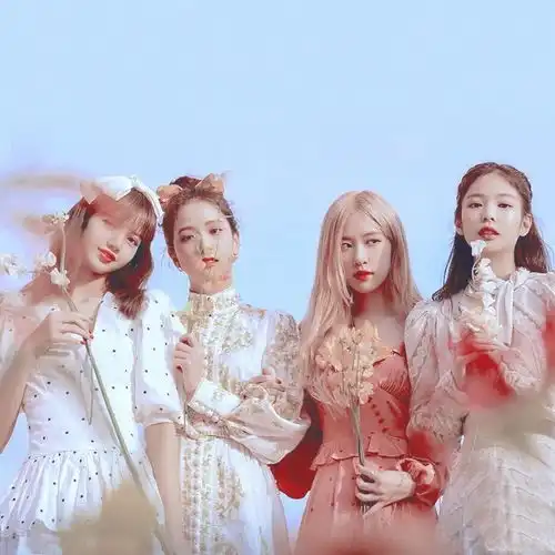 同样是晒春日游照,blackpink成员风格相差较大,还有一点相同