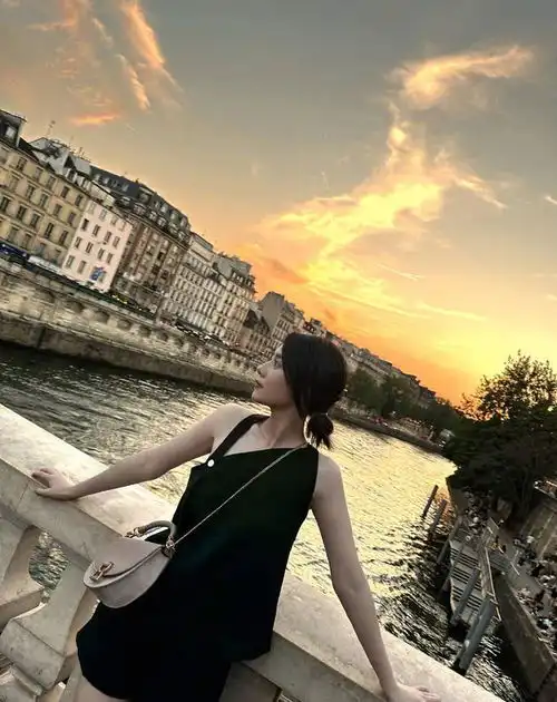 43岁高圆圆街头随拍没架子,慵懒调皮似小女孩,老公视角真的绝