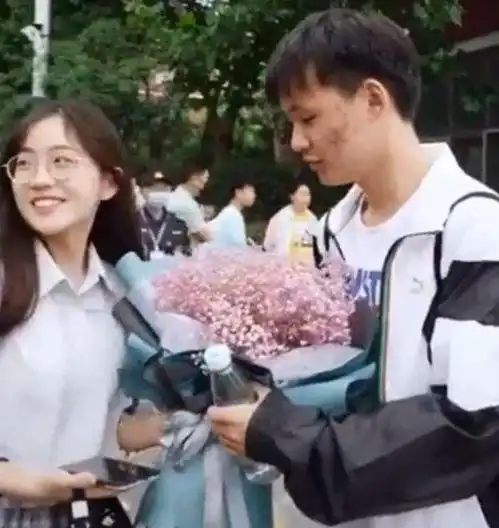 高考女孩冲上热搜,为了赢在考场外,学生们有多拼