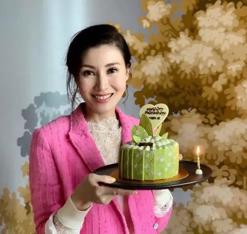 李嘉欣庆48岁生日,红裙配桃红上衣不俗气,少女感不输47岁黎姿