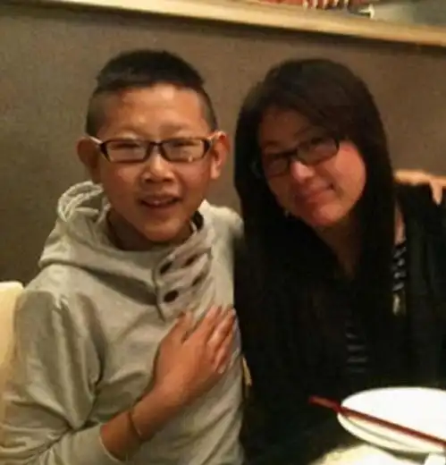 不老童颜身高158cm,与妻子同框似母子,她不离不弃