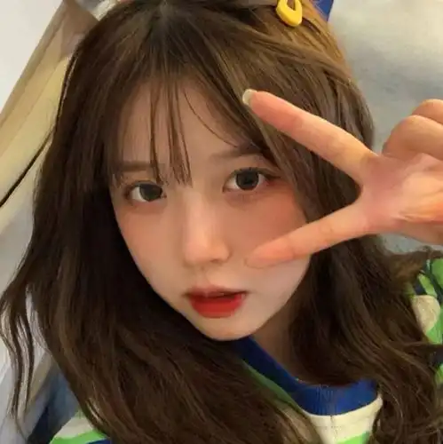 真人女生头像秋风吹到江村,正黄昏,寂寞梧桐夜雨不开门