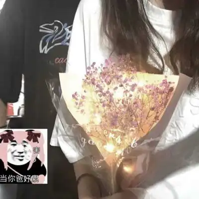 情侣头像我也不期待别人会爱我多久.