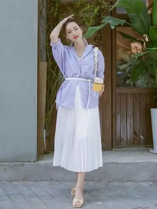 衬衫下面不一定只搭配裤子,今年满街都是衬衫半身裙,优雅显瘦